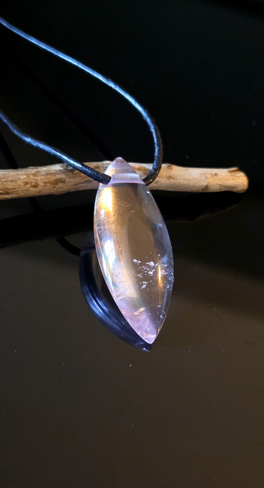 Morganit rosa Beryll Anhänger Navetteförmig, 33 x 15 x 8 mm, gebohrt, an verstellbarem Lederband