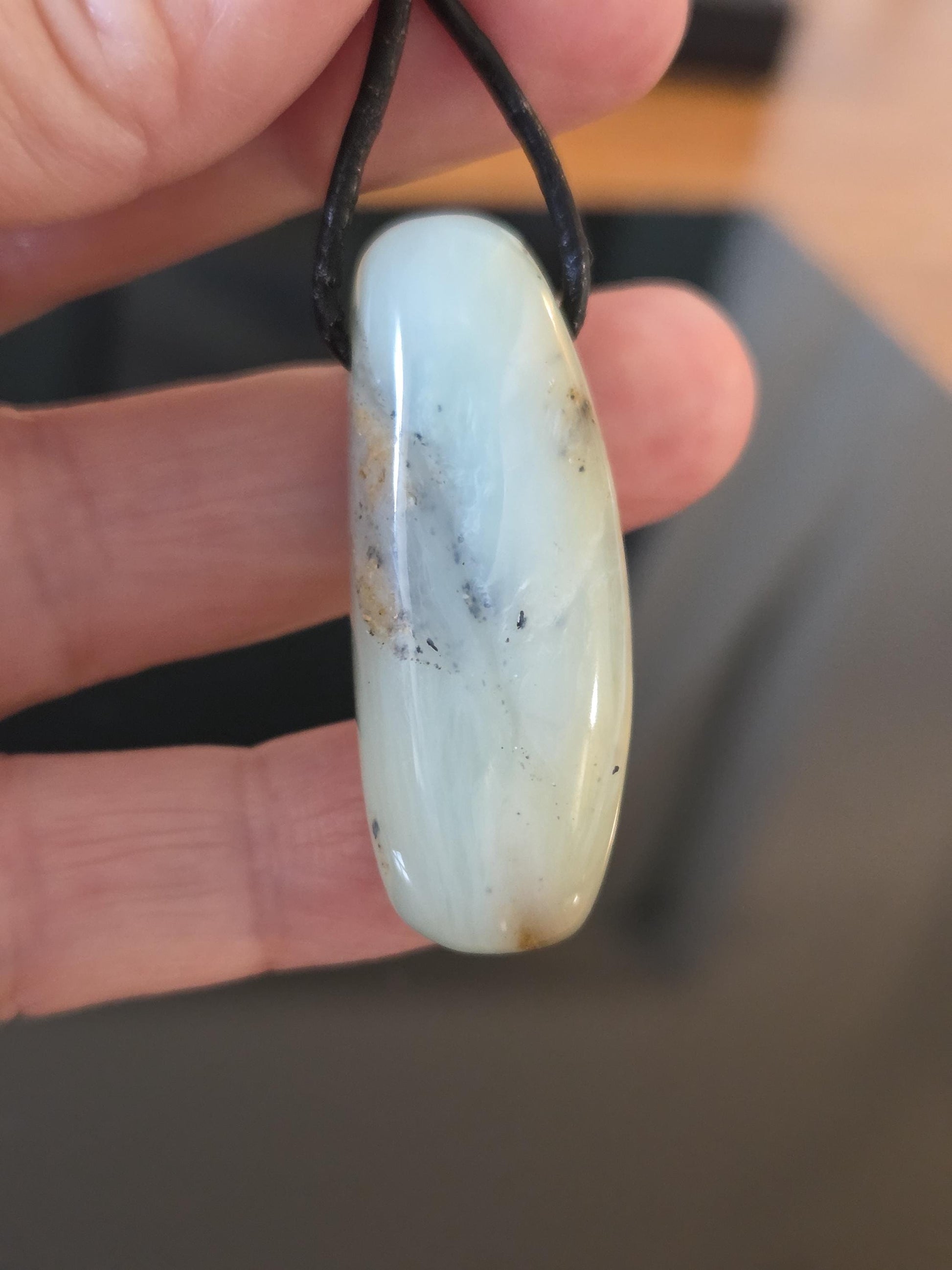 Andenopal grün hellgrün beige, Chrysopal Anhänger, 41 x 16 x 13 mm, gebohrt, an verstellbarem Lederband