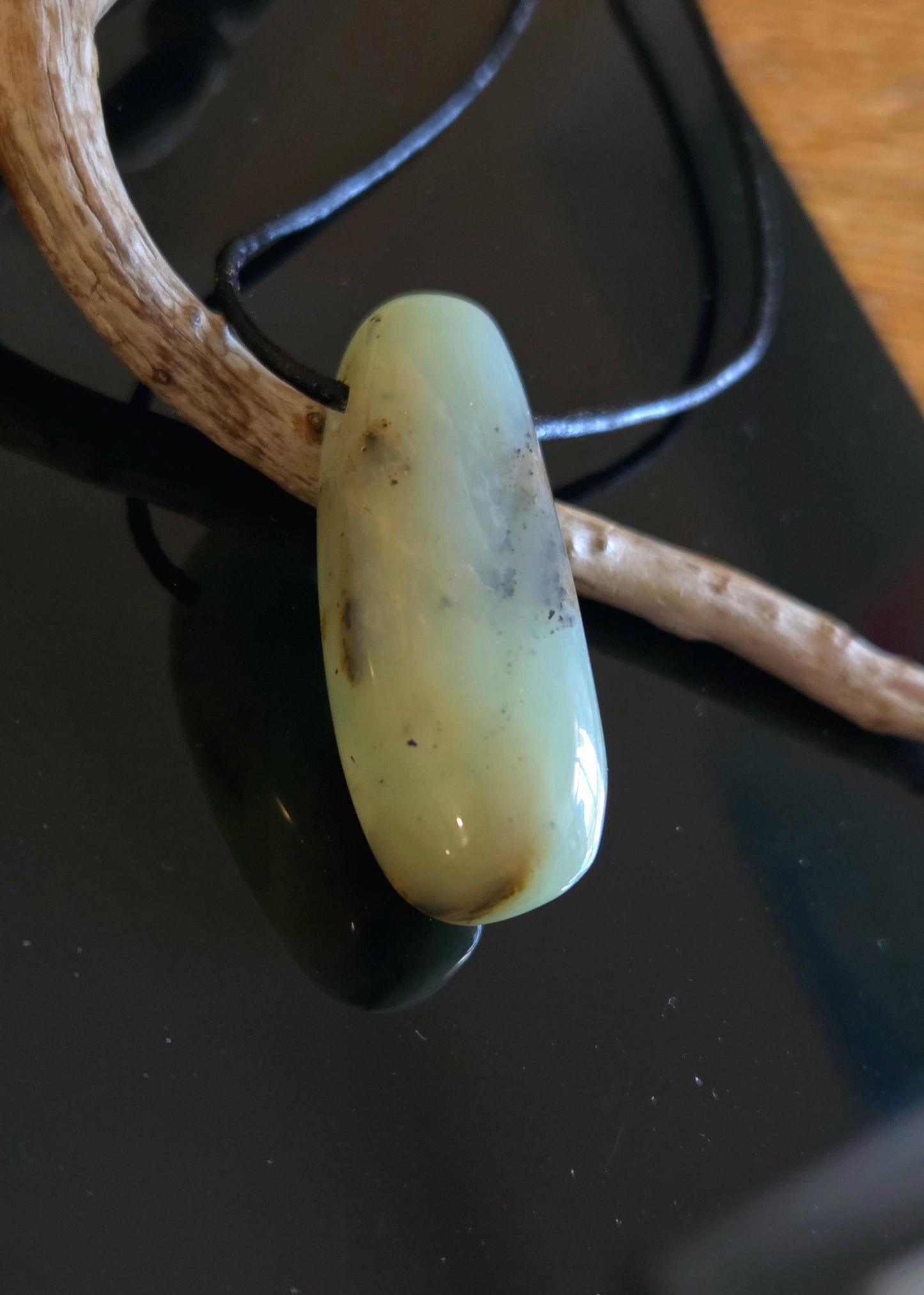 Andenopal grün hellgrün beige, Chrysopal Anhänger, 41 x 16 x 13 mm, gebohrt, an verstellbarem Lederband