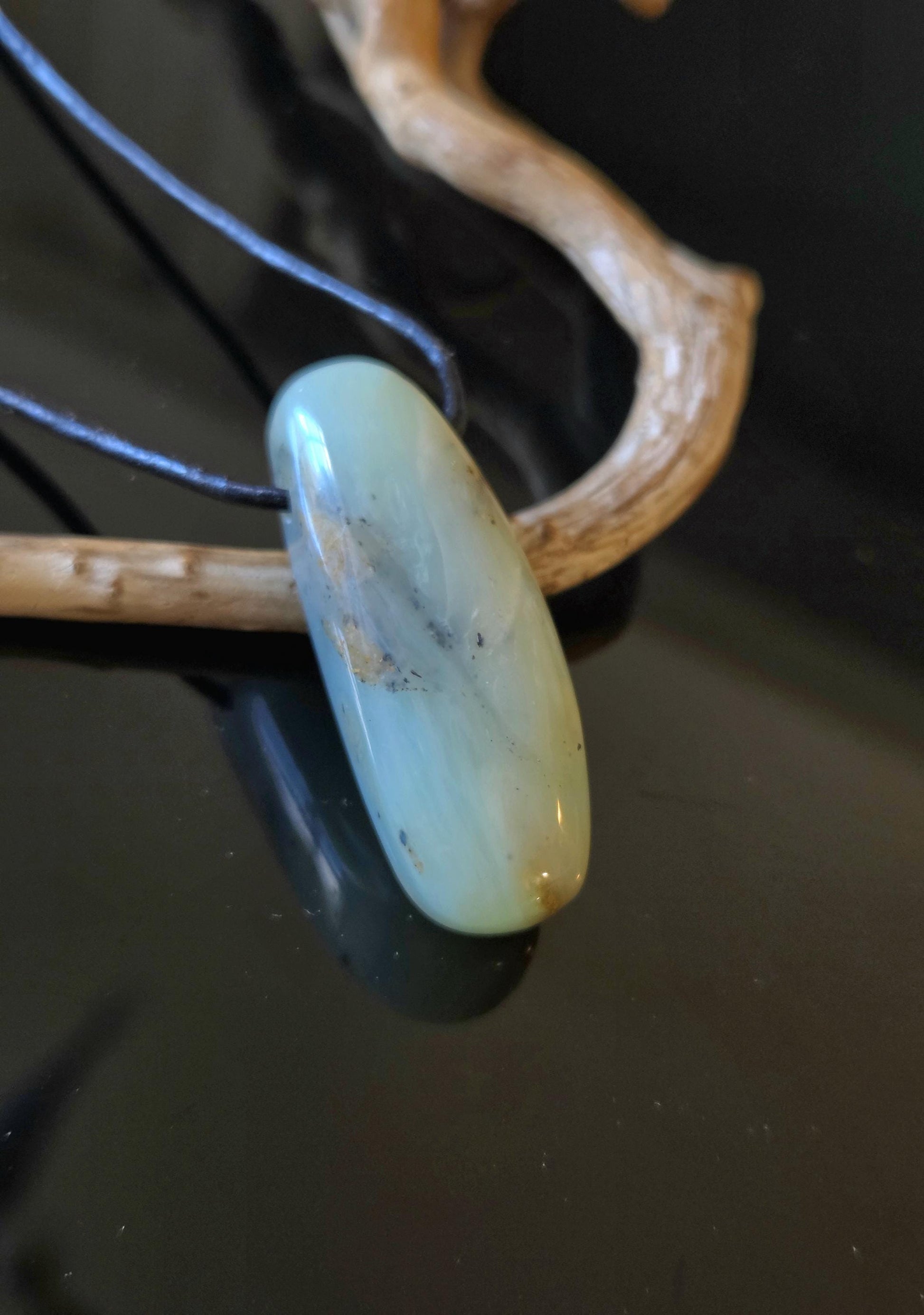 Andenopal grün hellgrün beige, Chrysopal Anhänger, 41 x 16 x 13 mm, gebohrt, an verstellbarem Lederband