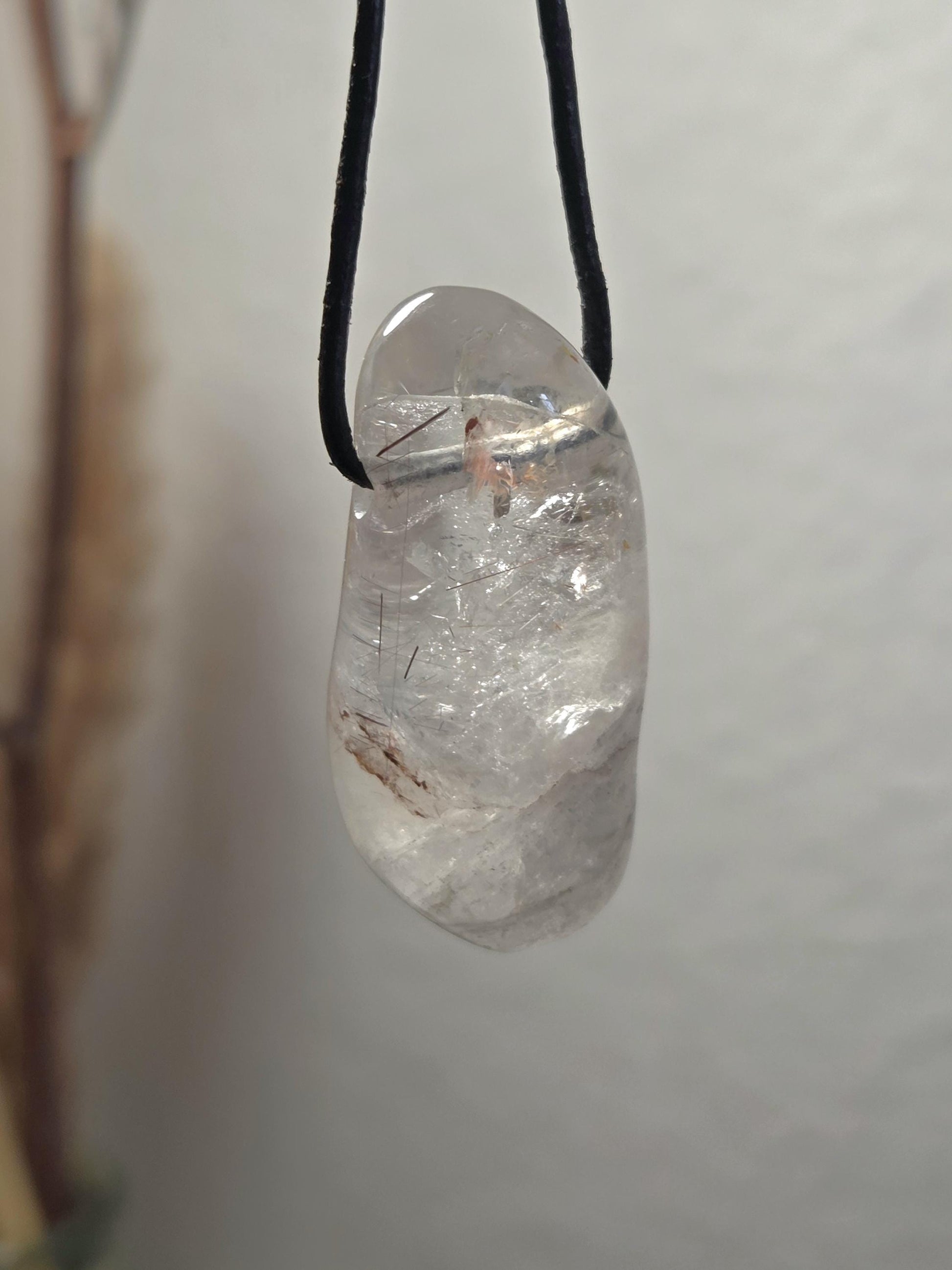 Bergkristall Phantomquarz mit kleinen Rutilen, Anhänger , 41 x 21 x 17 mm, gebohrt, an verstellbarem Lederband