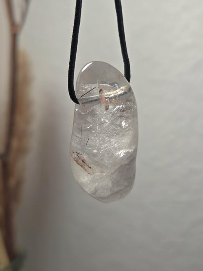 Bergkristall Phantomquarz mit kleinen Rutilen, Anhänger , 41 x 21 x 17 mm, gebohrt, an verstellbarem Lederband