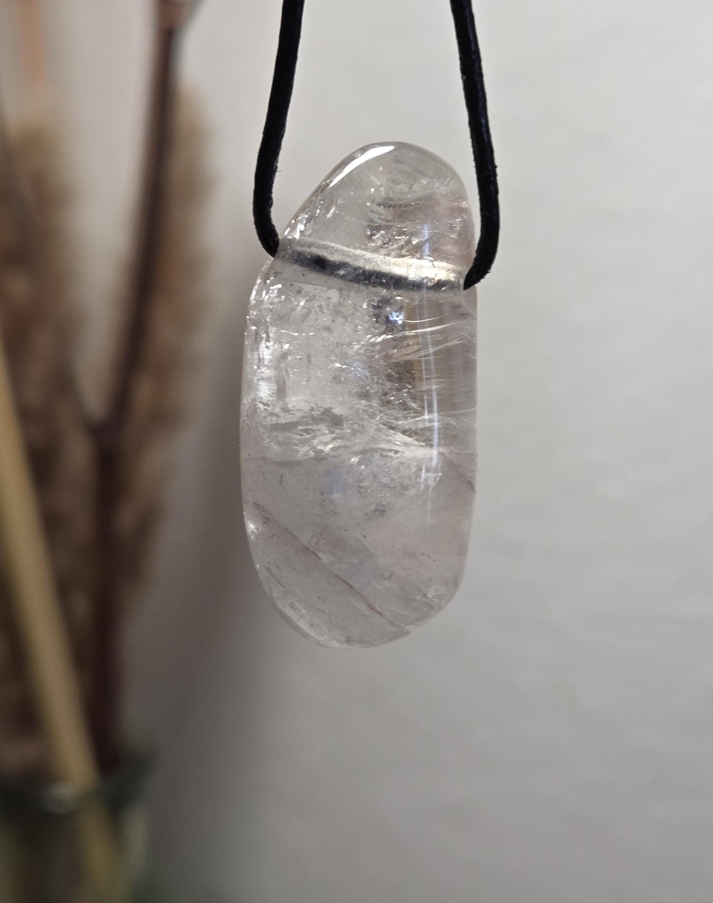 Bergkristall Phantomquarz mit kleinen Rutilen, Anhänger , 41 x 21 x 17 mm, gebohrt, an verstellbarem Lederband