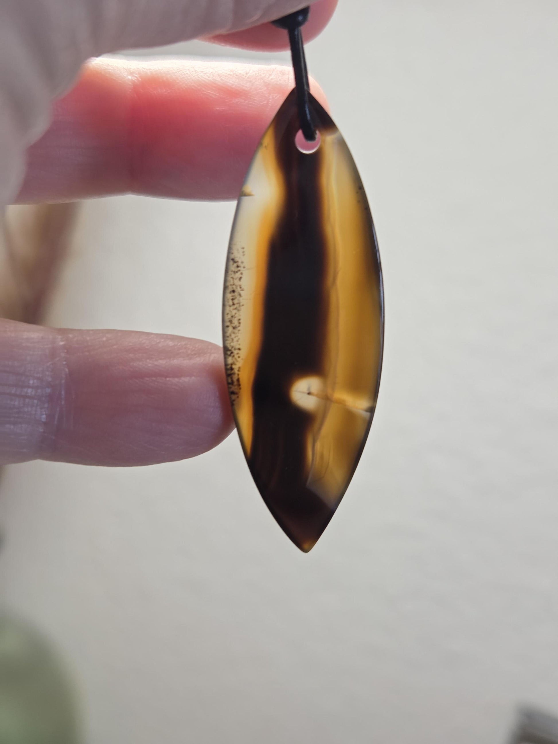 Montana Achat, Anhänger Navette, 50 x 18 x 5 mm, gebohrt, an verstellbarem Lederband