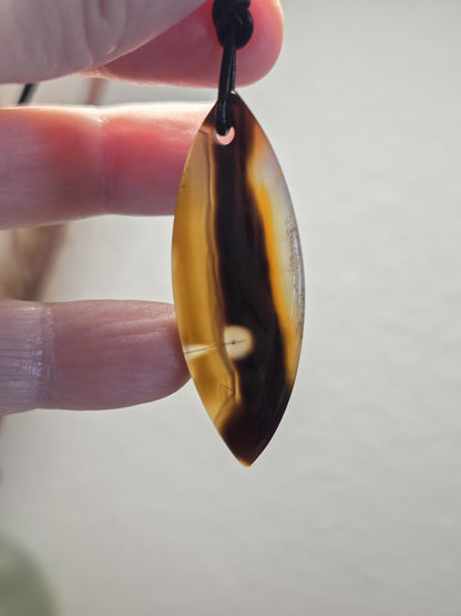 Montana Achat, Anhänger Navette, 50 x 18 x 5 mm, gebohrt, an verstellbarem Lederband