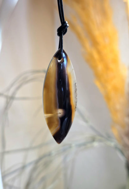 Montana Achat, Anhänger Navette, 50 x 18 x 5 mm, gebohrt, an verstellbarem Lederband