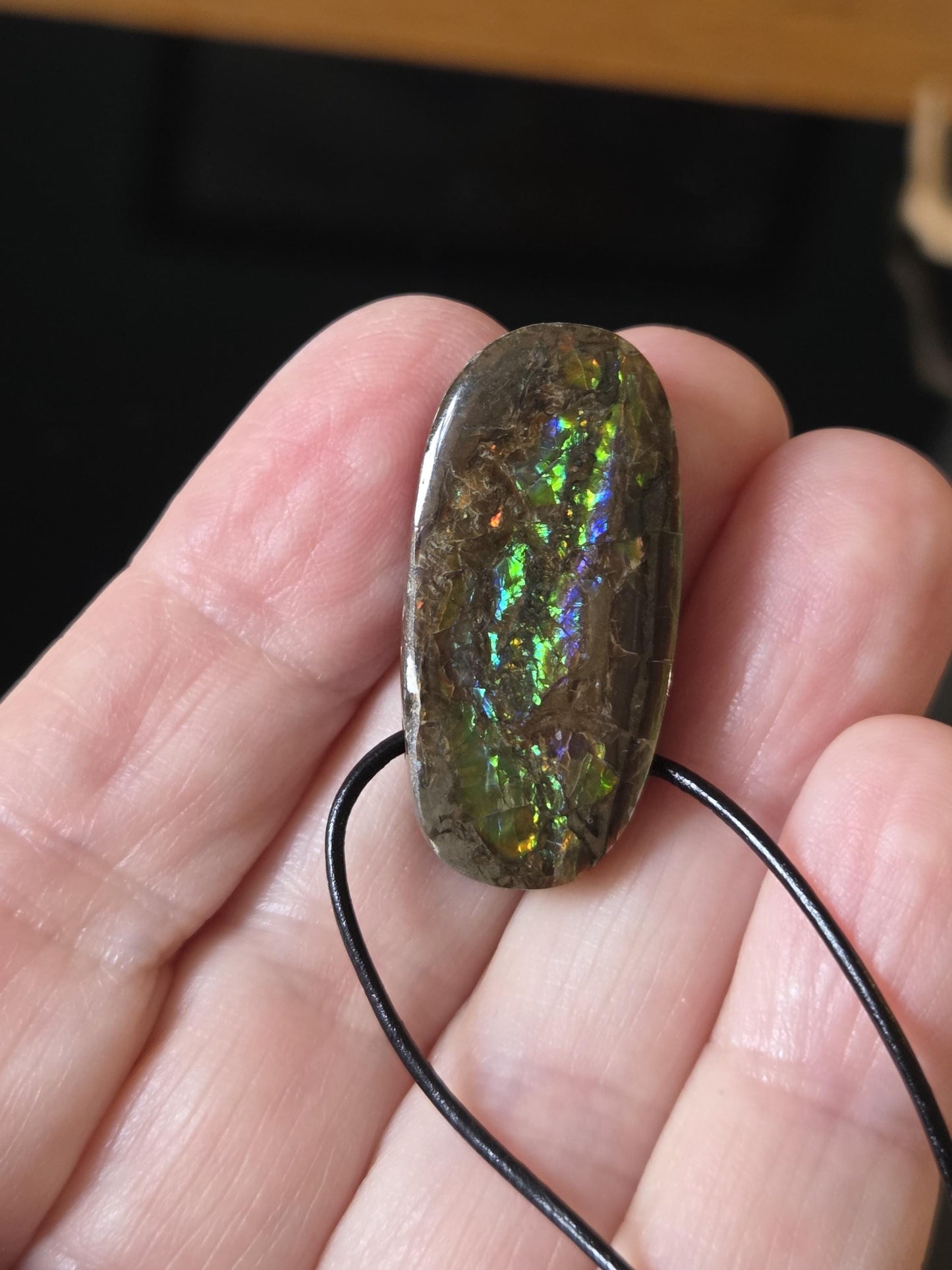Magischer Ammolit Opal Anhänger blau grün gelb orange, aus Kanada, 35 x 17 x 8 mm, gebohrt, an verstellbarem Lederband