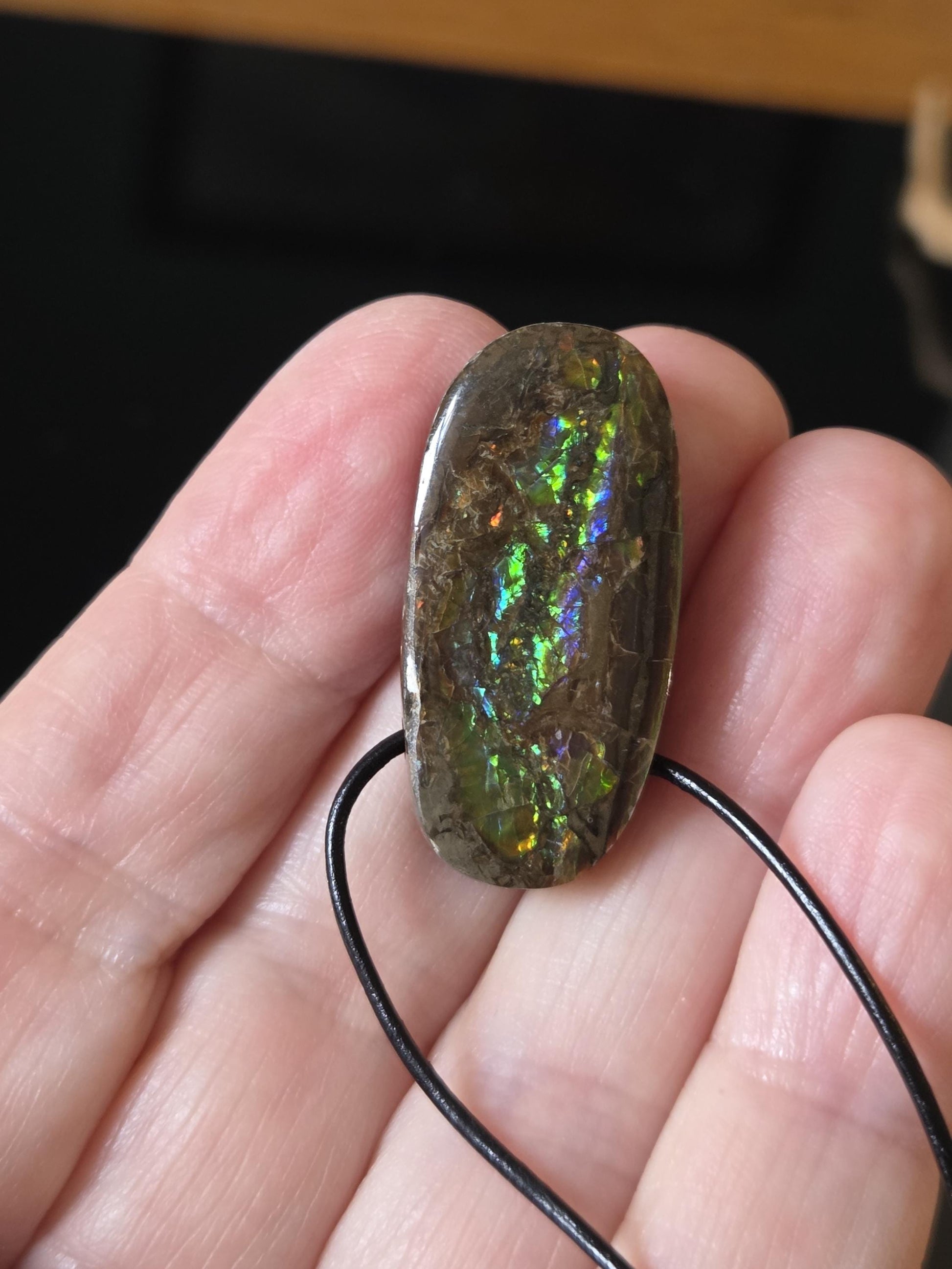 Magischer Ammolit Opal Anhänger blau grün gelb orange, aus Kanada, 35 x 17 x 8 mm, gebohrt, an verstellbarem Lederband