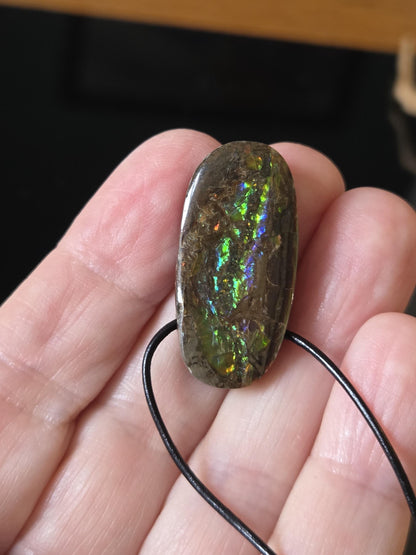 Magischer Ammolit Opal Anhänger blau grün gelb orange, aus Kanada, 35 x 17 x 8 mm, gebohrt, an verstellbarem Lederband