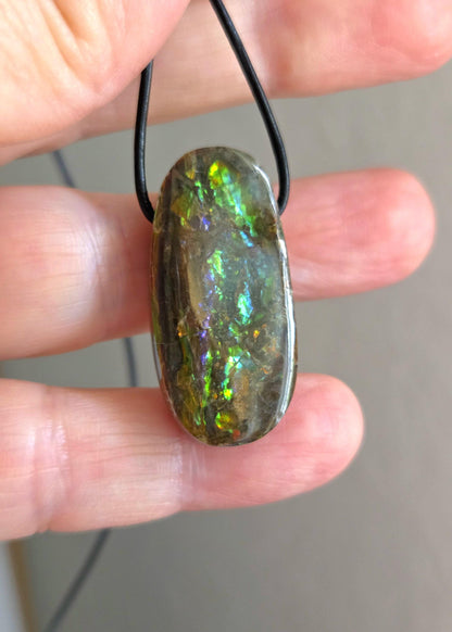 Magischer Ammolit Opal Anhänger blau grün gelb orange, aus Kanada, 35 x 17 x 8 mm, gebohrt, an verstellbarem Lederband