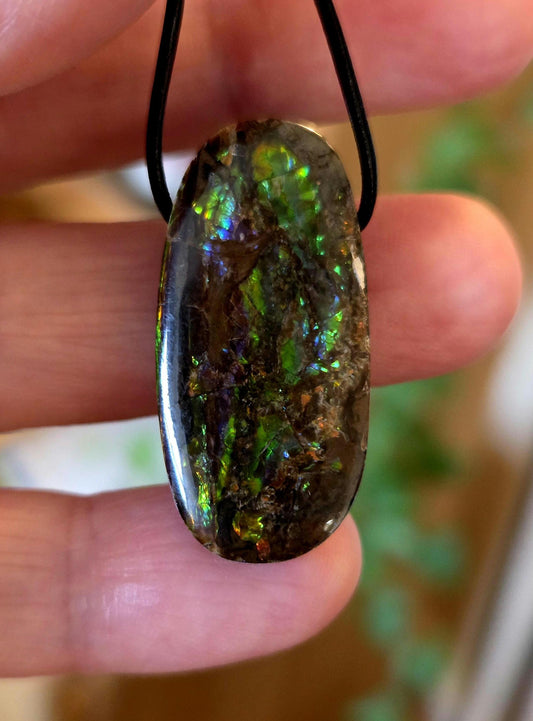 Magischer Ammolit Opal Anhänger blau grün gelb orange, aus Kanada, 35 x 17 x 8 mm, gebohrt, an verstellbarem Lederband