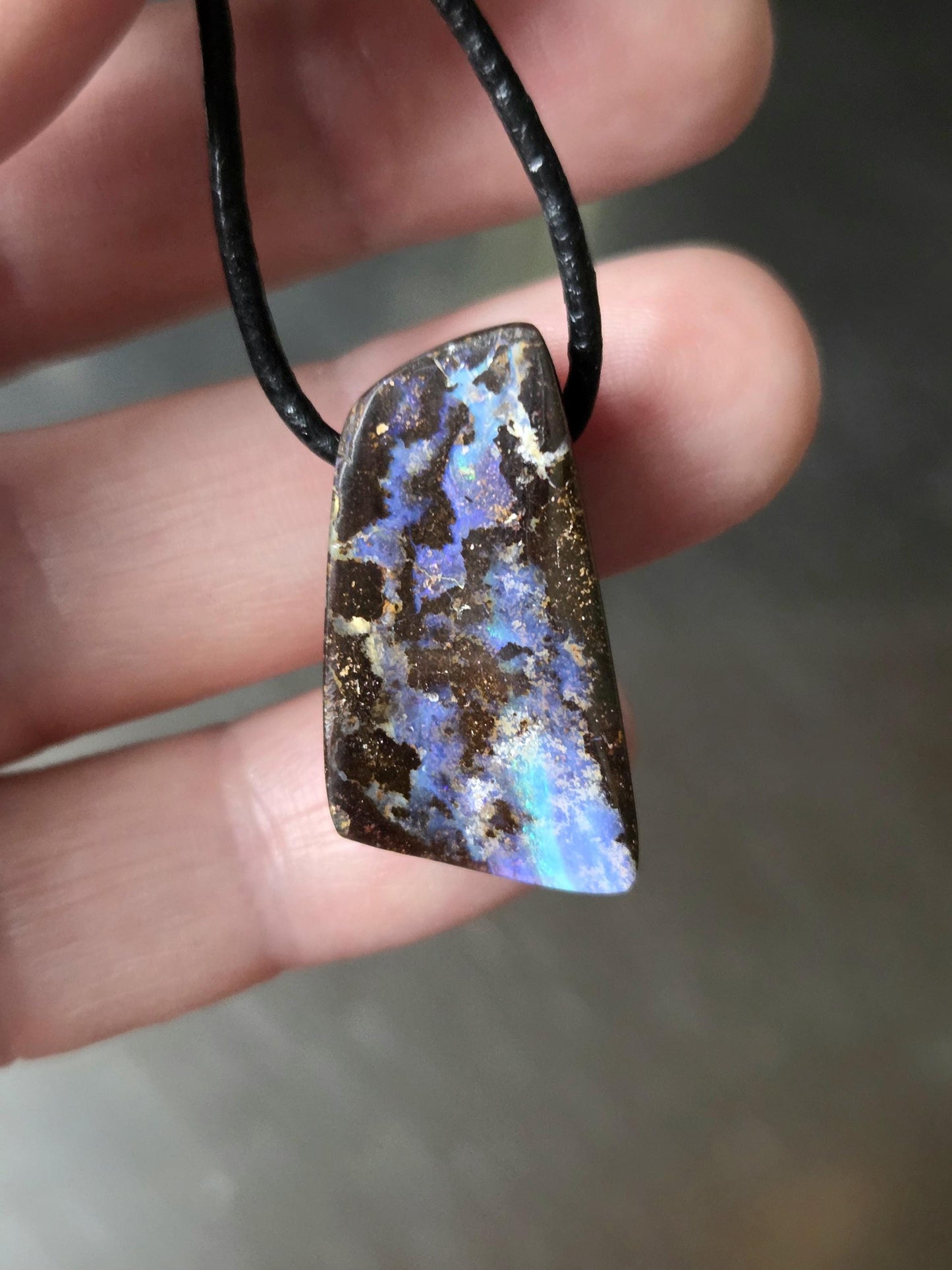Boulder Opal, Boulderopal Anhänger, "Atlantis Miracle", 28 x 16 x 10 mm, gebohrt, an verstellbarem Lederband
