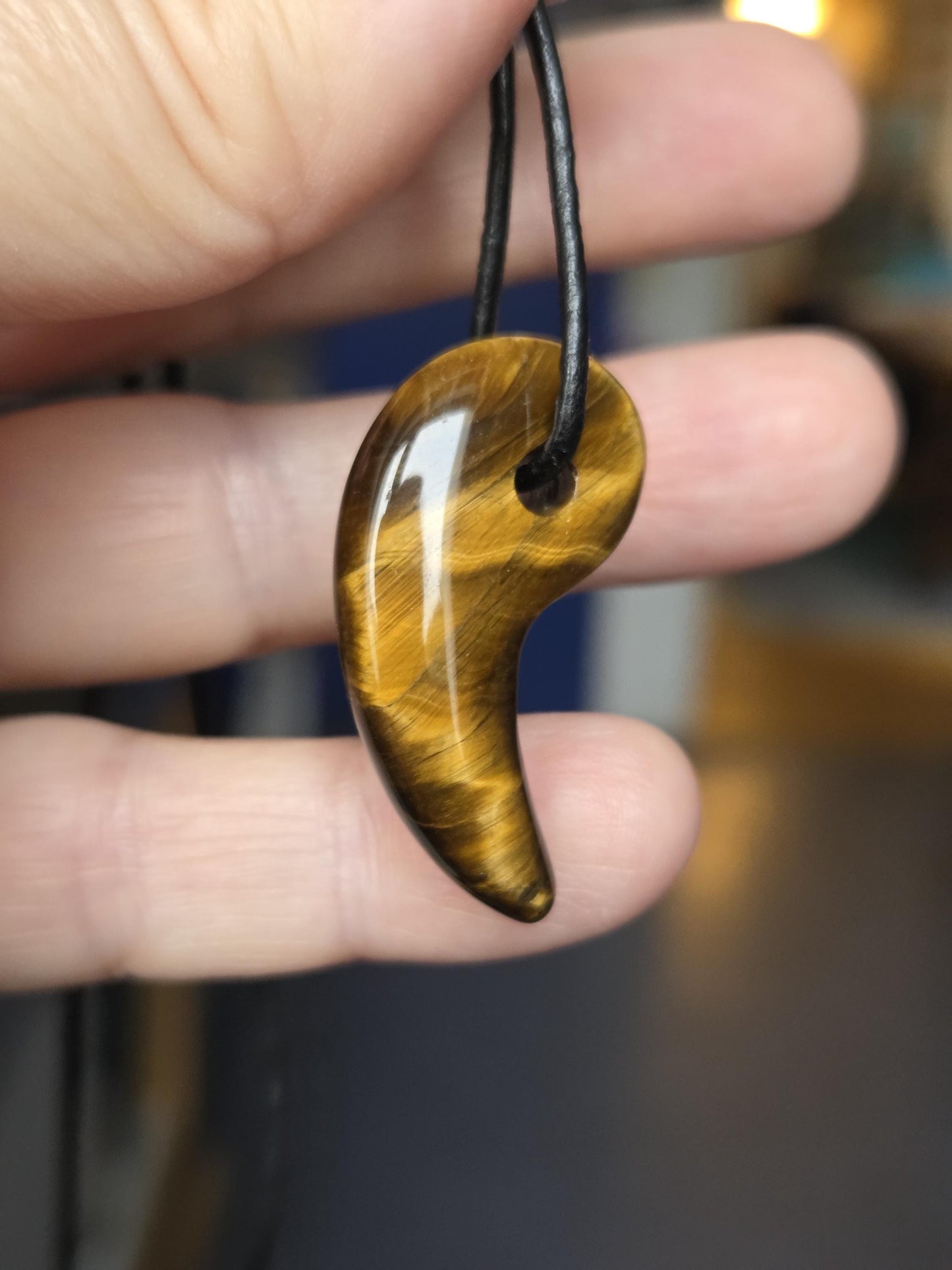 Tigerauge Anhänger, Yin Yang förmig, 33 x 17 x 9 mm, gebohrt, an verstellbarem Lederband