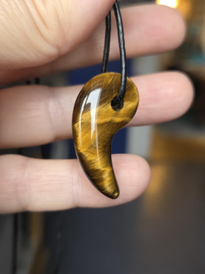 Tigerauge Anhänger, Yin Yang förmig, 33 x 17 x 9 mm, gebohrt, an verstellbarem Lederband