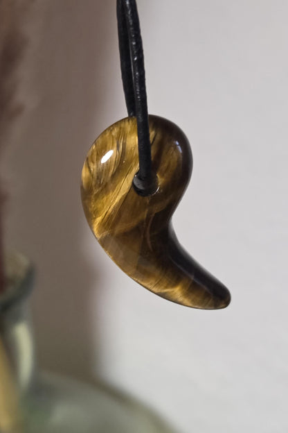 Tigerauge Anhänger, Yin Yang förmig, 33 x 17 x 9 mm, gebohrt, an verstellbarem Lederband