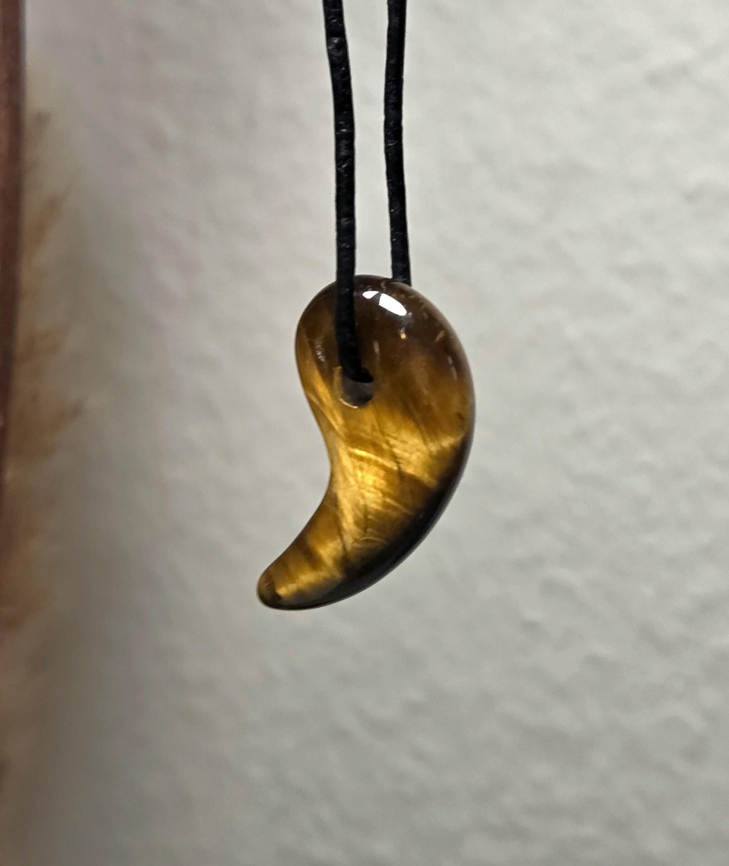 Tigerauge Anhänger, Yin Yang förmig, 33 x 17 x 9 mm, gebohrt, an verstellbarem Lederband