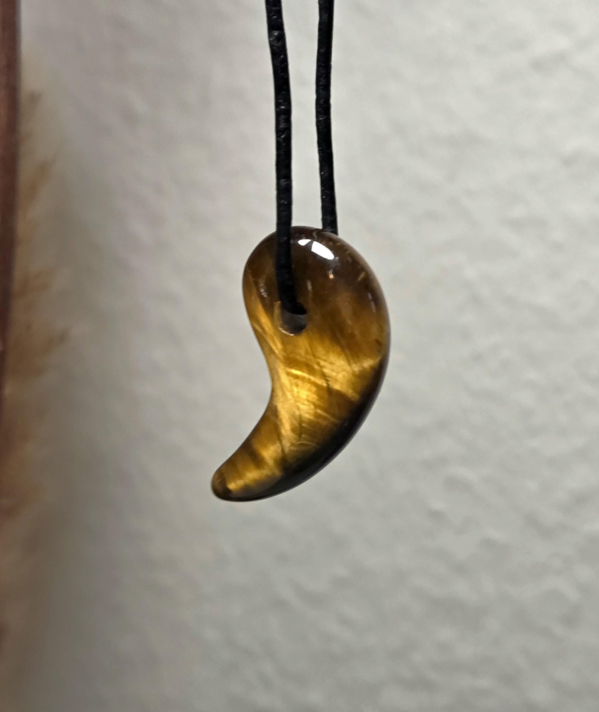 Tigerauge Anhänger, Yin Yang förmig, 33 x 17 x 9 mm, gebohrt, an verstellbarem Lederband