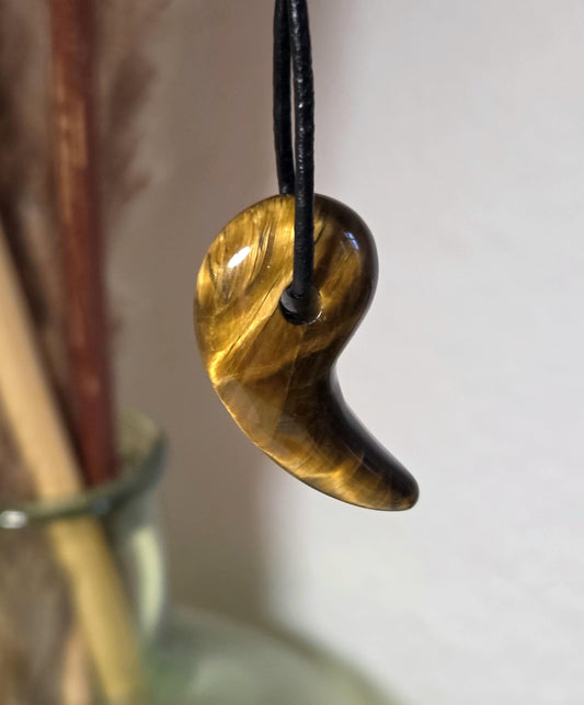 Tigerauge Anhänger, Yin Yang förmig, 33 x 17 x 9 mm, gebohrt, an verstellbarem Lederband