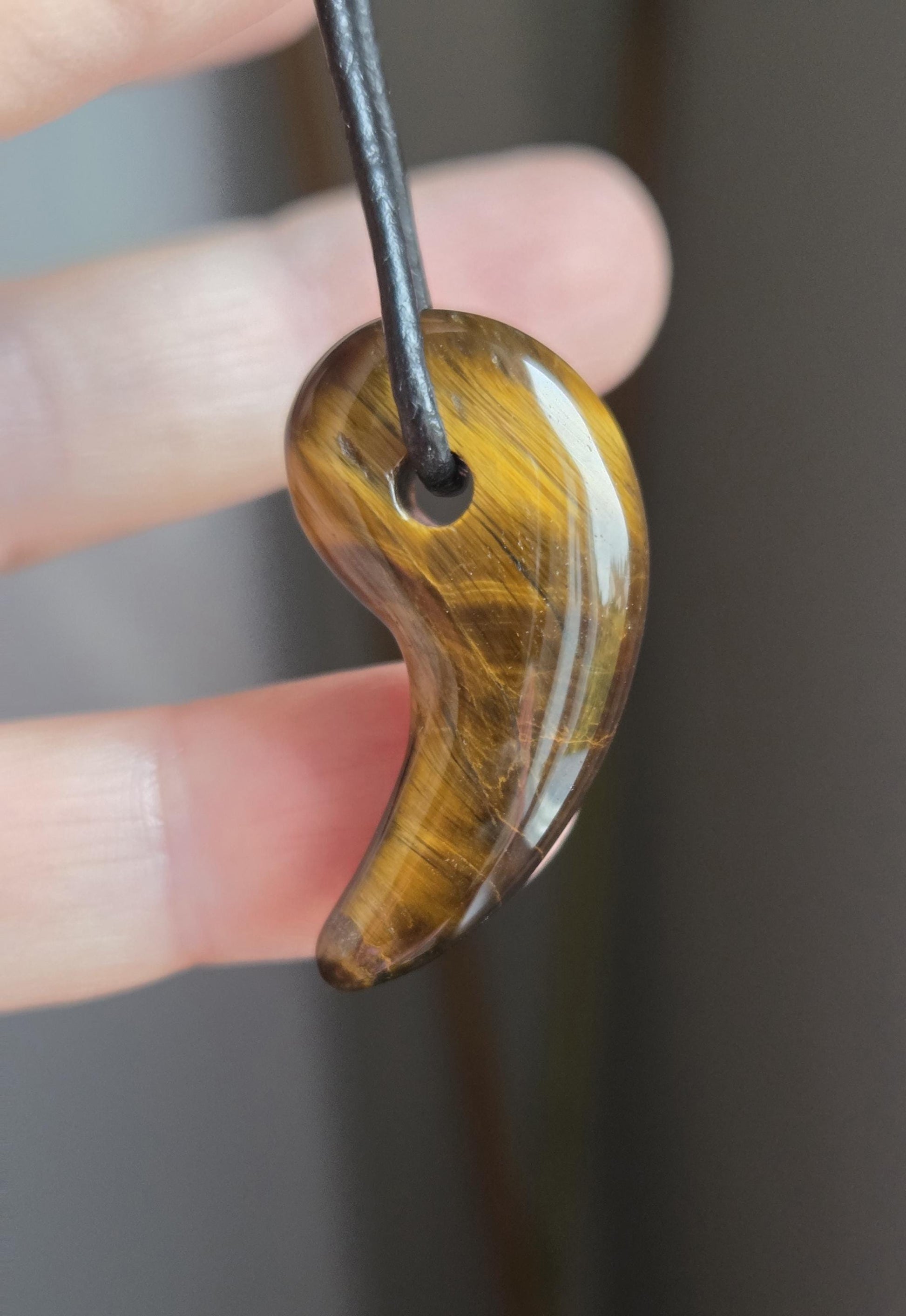 Tigerauge Anhänger, Yin Yang förmig, 33 x 17 x 9 mm, gebohrt, an verstellbarem Lederband