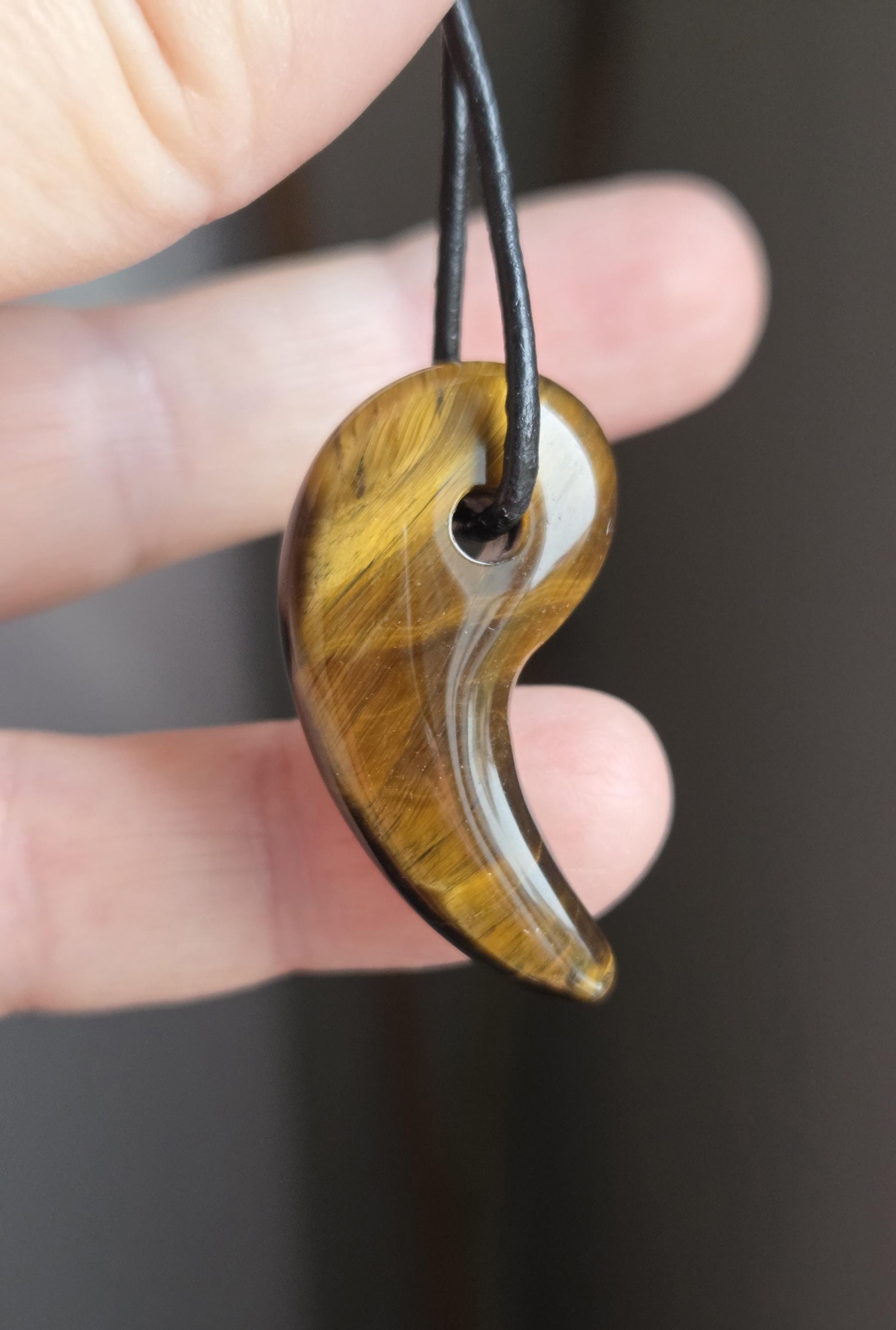 Tigerauge Anhänger, Yin Yang förmig, 33 x 17 x 9 mm, gebohrt, an verstellbarem Lederband