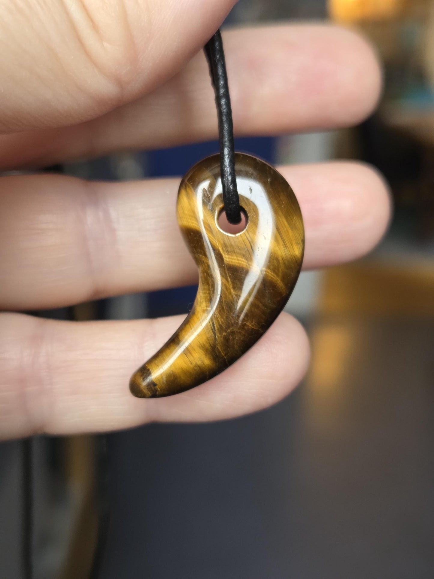 Tigerauge Anhänger, Yin Yang förmig, 33 x 17 x 9 mm, gebohrt, an verstellbarem Lederband