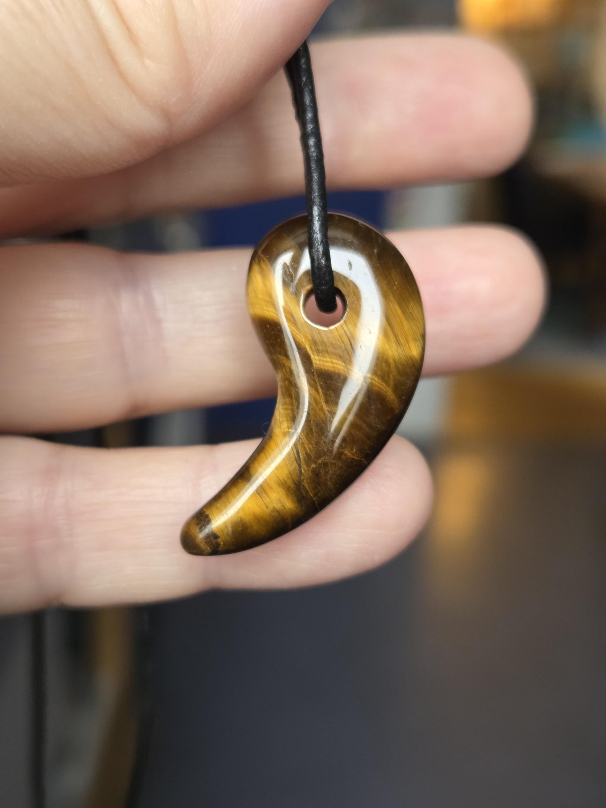 Tigerauge Anhänger, Yin Yang förmig, 33 x 17 x 9 mm, gebohrt, an verstellbarem Lederband