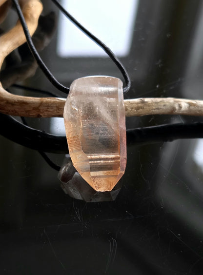 Red Healer Quarz, Hämatit Quarz Kristall Hämatoid Anhänger mit Yin Code, 34 x 19 x 12 mm, gebohrt, an verstellbarem Lederband