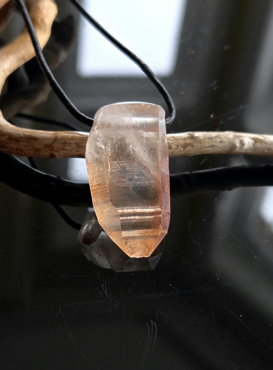 Red Healer Quarz, Hämatit Quarz Kristall Hämatoid Anhänger mit Yin Code, 34 x 19 x 12 mm, gebohrt, an verstellbarem Lederband