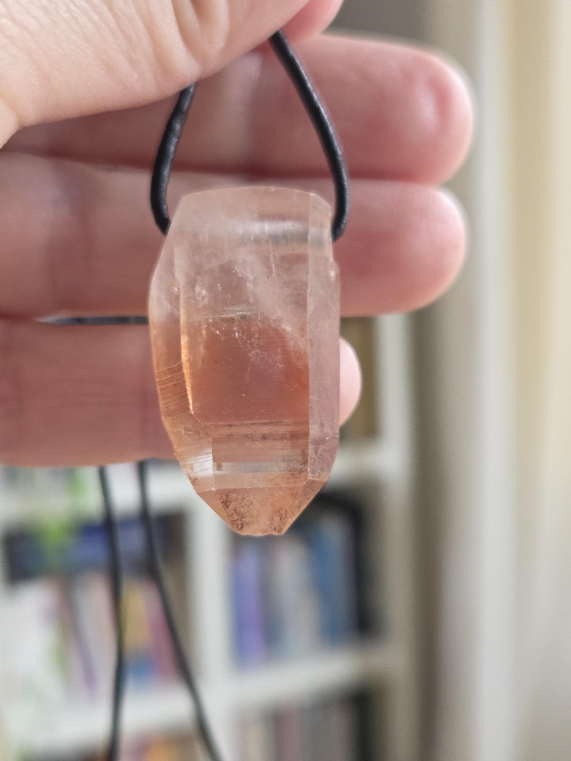 Red Healer Quarz, Hämatit Quarz Kristall Hämatoid Anhänger mit Yin Code, 34 x 19 x 12 mm, gebohrt, an verstellbarem Lederband