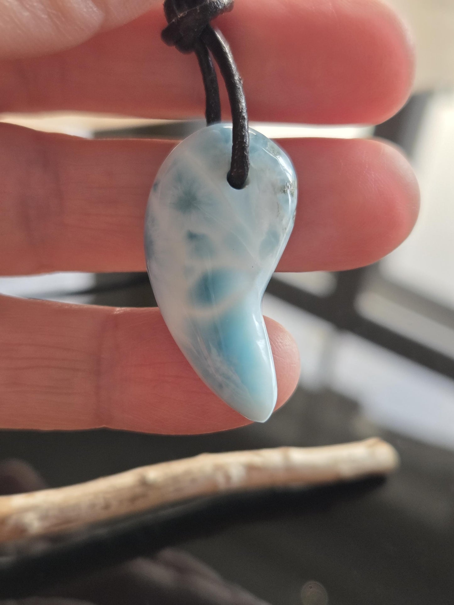 Feiner Larimar, Atlantis Stein Anhänger, 33 x 18 x 8 mm, gebohrt, Larimar Anhänger, gebohrt, an verstellbarem Lederband