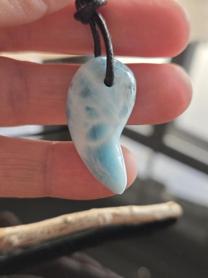 Feiner Larimar, Atlantis Stein Anhänger, 33 x 18 x 8 mm, gebohrt, Larimar Anhänger, gebohrt, an verstellbarem Lederband