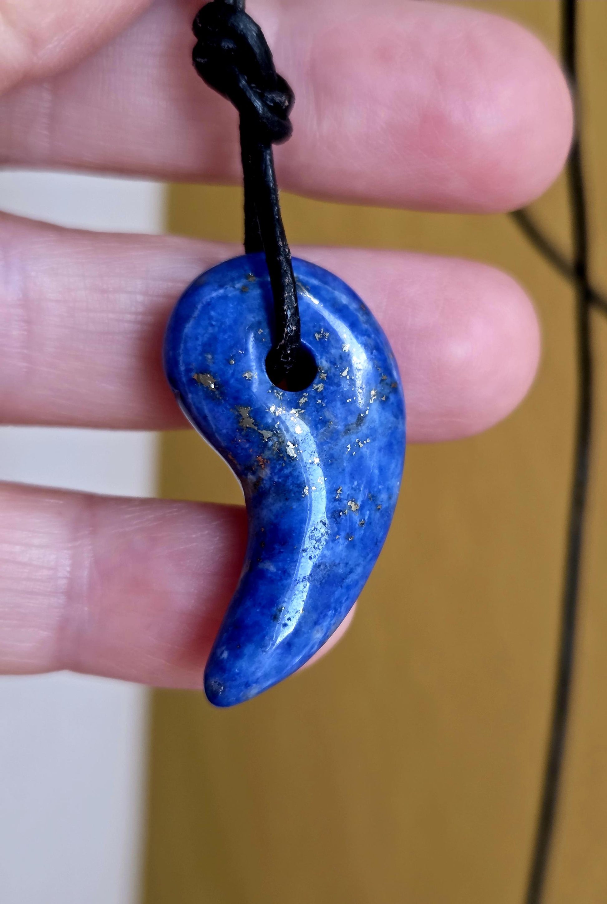 Lapislazuli Anhänger, Stein der Engel, 35 x 18 x 9 mm, gebohrt, an verstellbarem Lederband