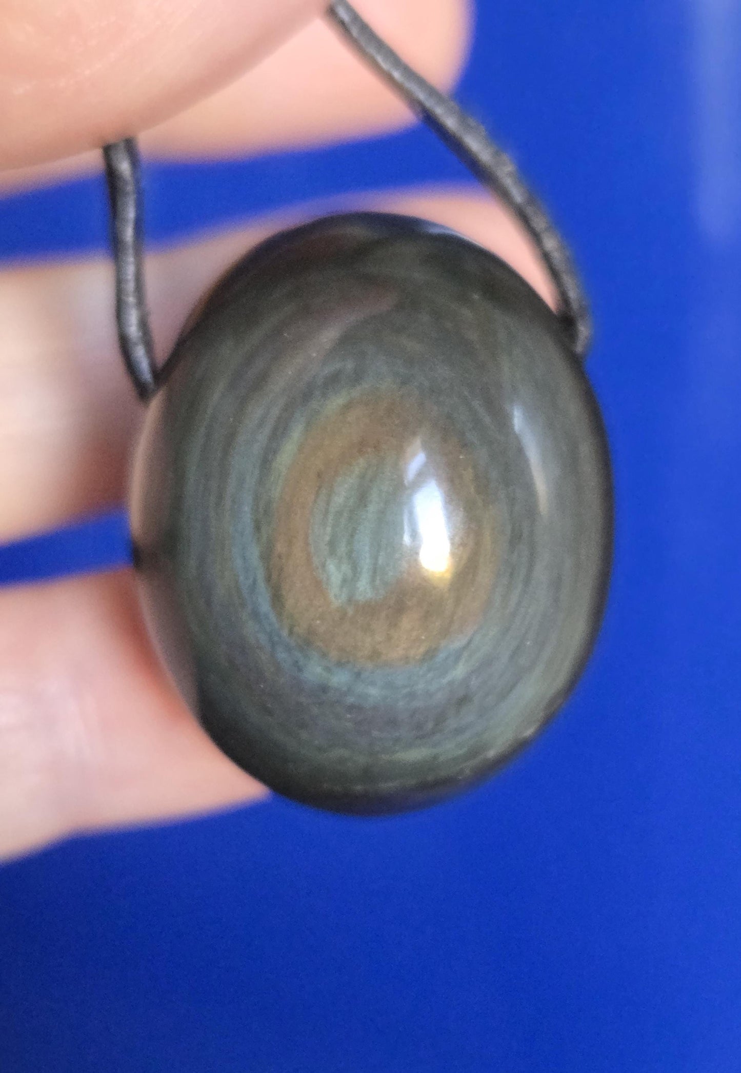 Beidseitiger Regenbogenobsidian Regenbogen Obsidian Himmelsauge 31 x 26 x 22 mm, Anhänger, gebohrt, an verstellbarem Lederband