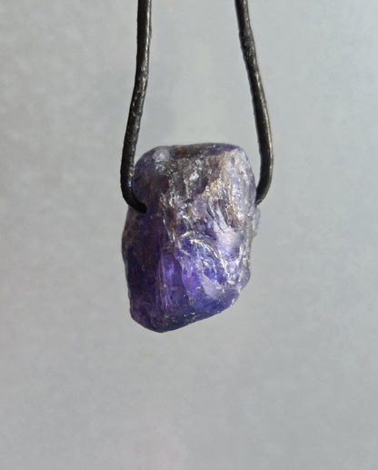Kraftvoller seltener Tansanit, Tanzanit Rohstein Kristall Anhänger, 26 x 21 x 20 mm, gebohrt an verstellbarem Lederband