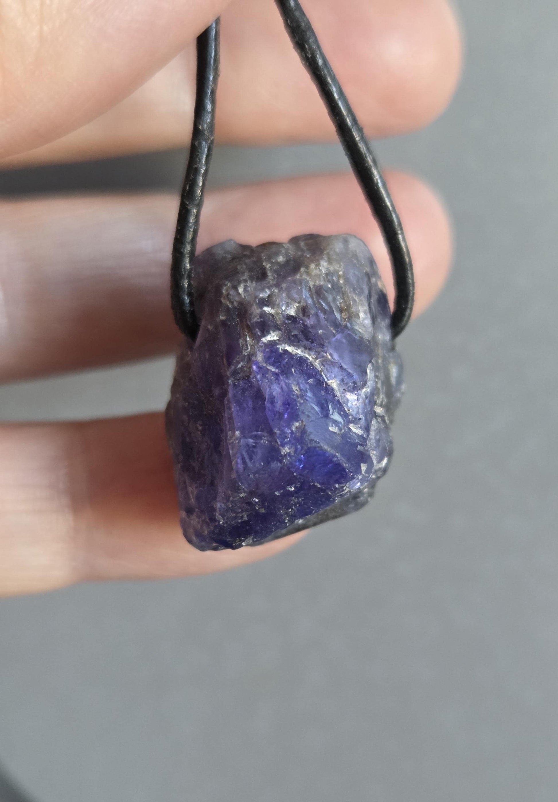 Kraftvoller seltener Tansanit, Tanzanit Rohstein Kristall Anhänger, 26 x 21 x 20 mm, gebohrt an verstellbarem Lederband
