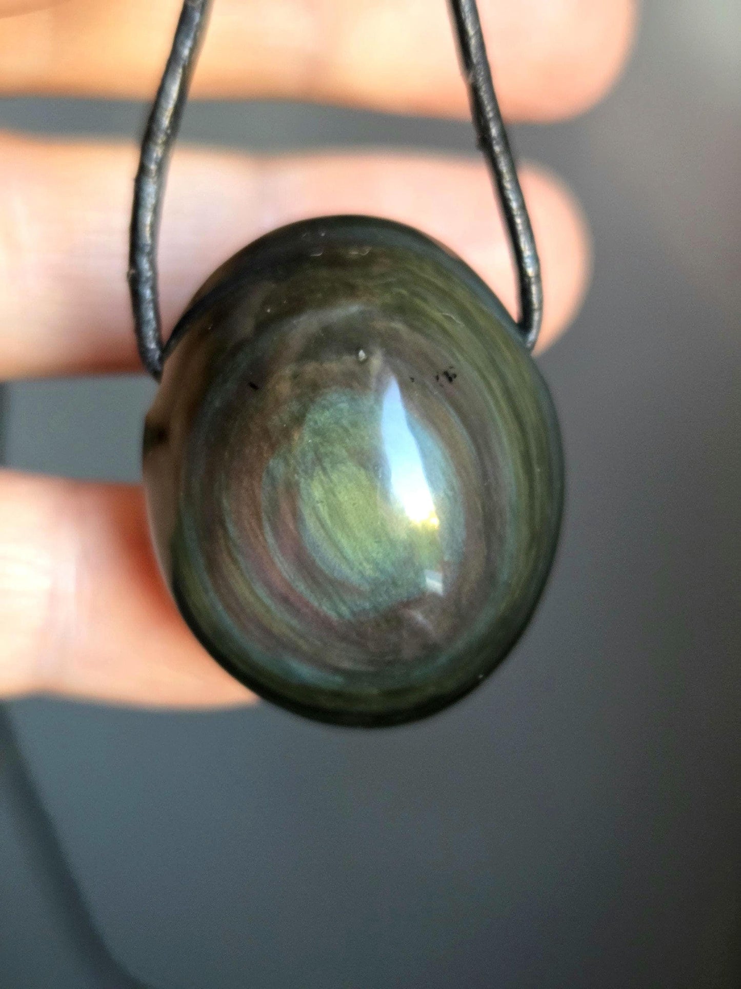 Beidseitiger Regenbogenobsidian Regenbogen Obsidian Himmelsauge 31 x 26 x 22 mm, Anhänger, gebohrt, an verstellbarem Lederband