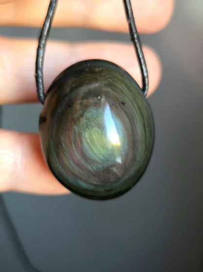 Beidseitiger Regenbogenobsidian Regenbogen Obsidian Himmelsauge 31 x 26 x 22 mm, Anhänger, gebohrt, an verstellbarem Lederband
