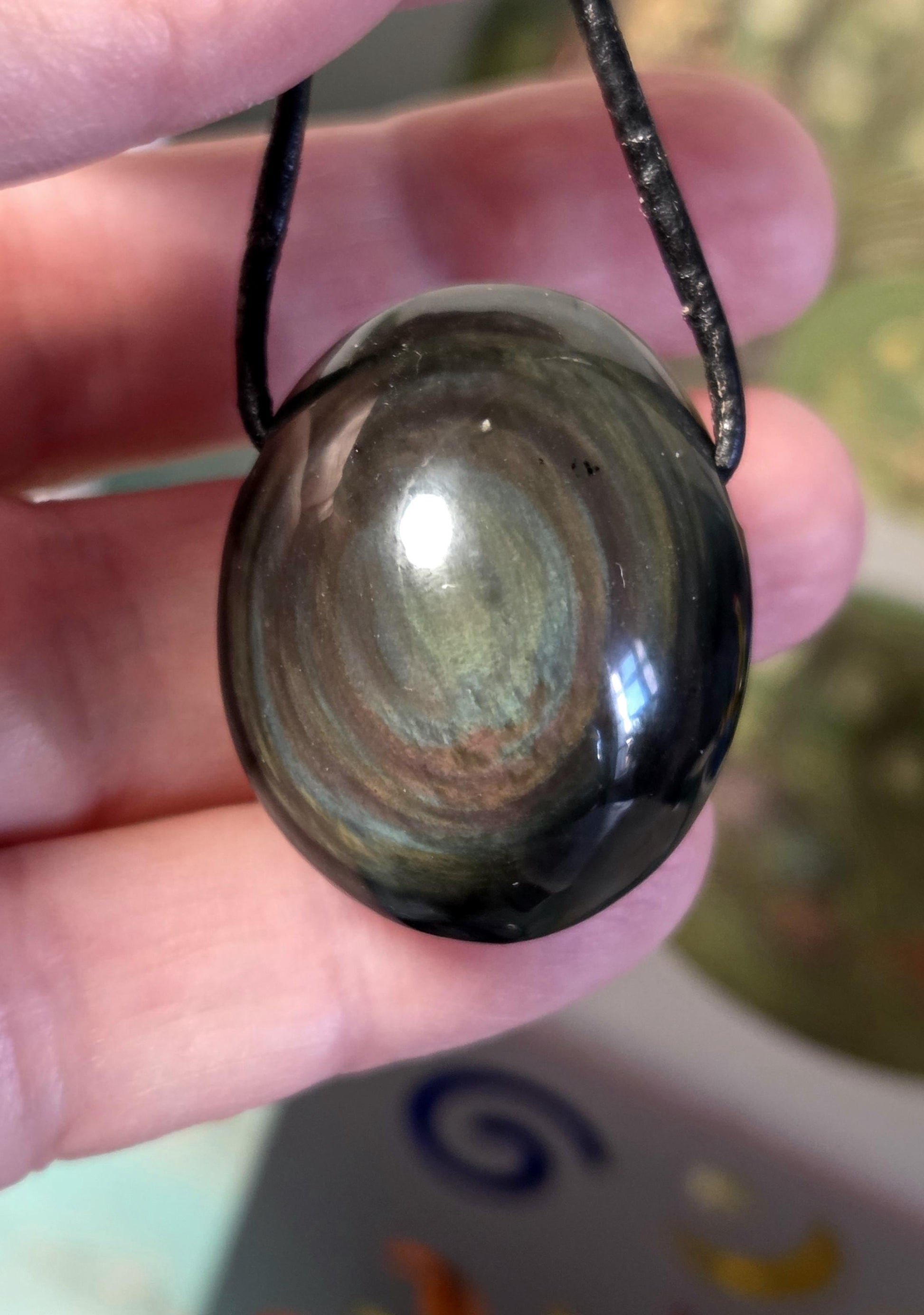 Beidseitiger Regenbogenobsidian Regenbogen Obsidian Himmelsauge 31 x 26 x 22 mm, Anhänger, gebohrt, an verstellbarem Lederband