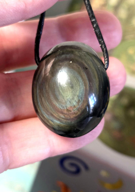 Beidseitiger Regenbogenobsidian Regenbogen Obsidian Himmelsauge 31 x 26 x 22 mm, Anhänger, gebohrt, an verstellbarem Lederband