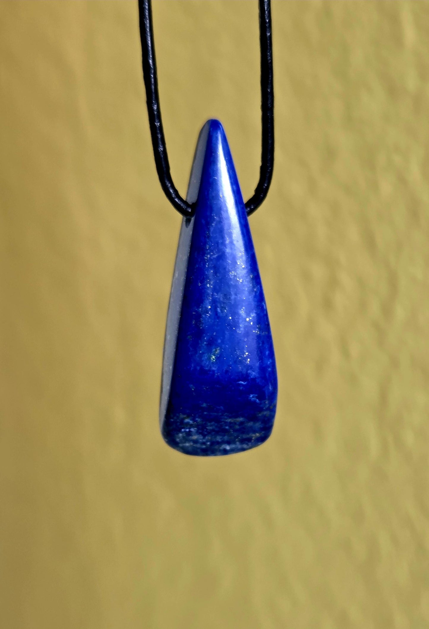 Lapislazuli Anhänger, Stein der Engel, 43 x 15 x 9 mm, gebohrt, an verstellbarem Lederband