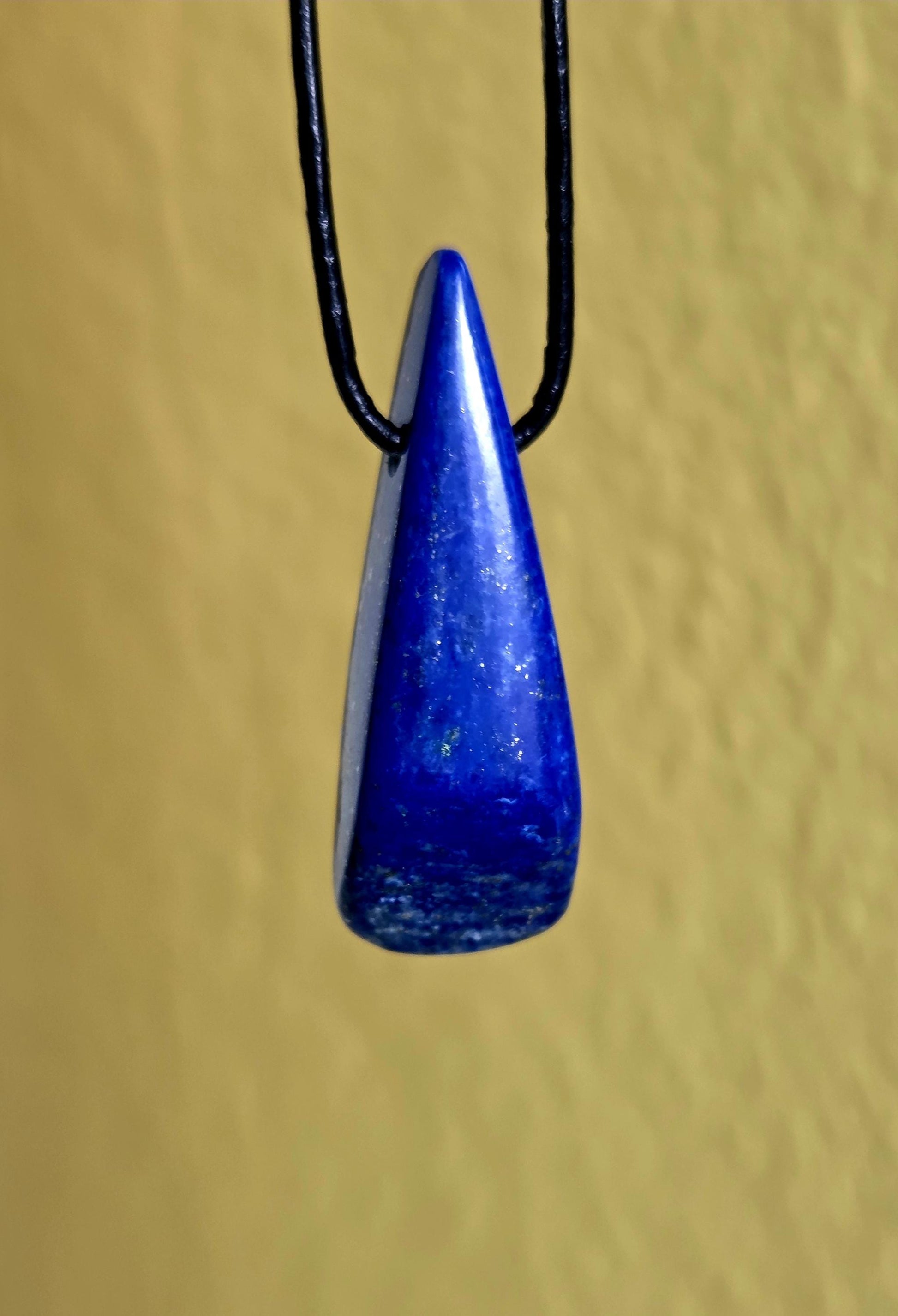 Lapislazuli Anhänger, Stein der Engel, 43 x 15 x 9 mm, gebohrt, an verstellbarem Lederband