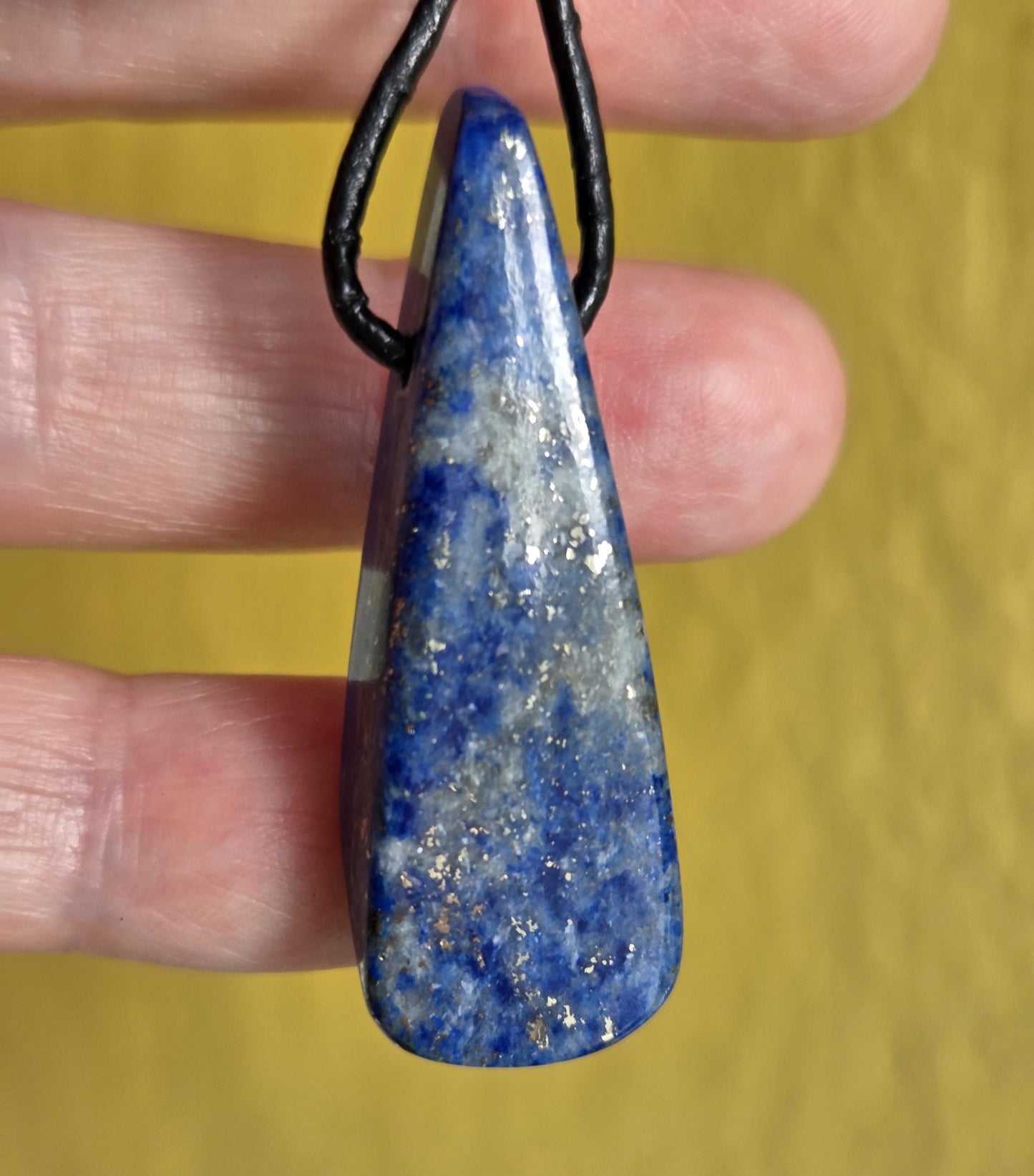Lapislazuli Anhänger, Stein der Engel, 43 x 15 x 9 mm, gebohrt, an verstellbarem Lederband