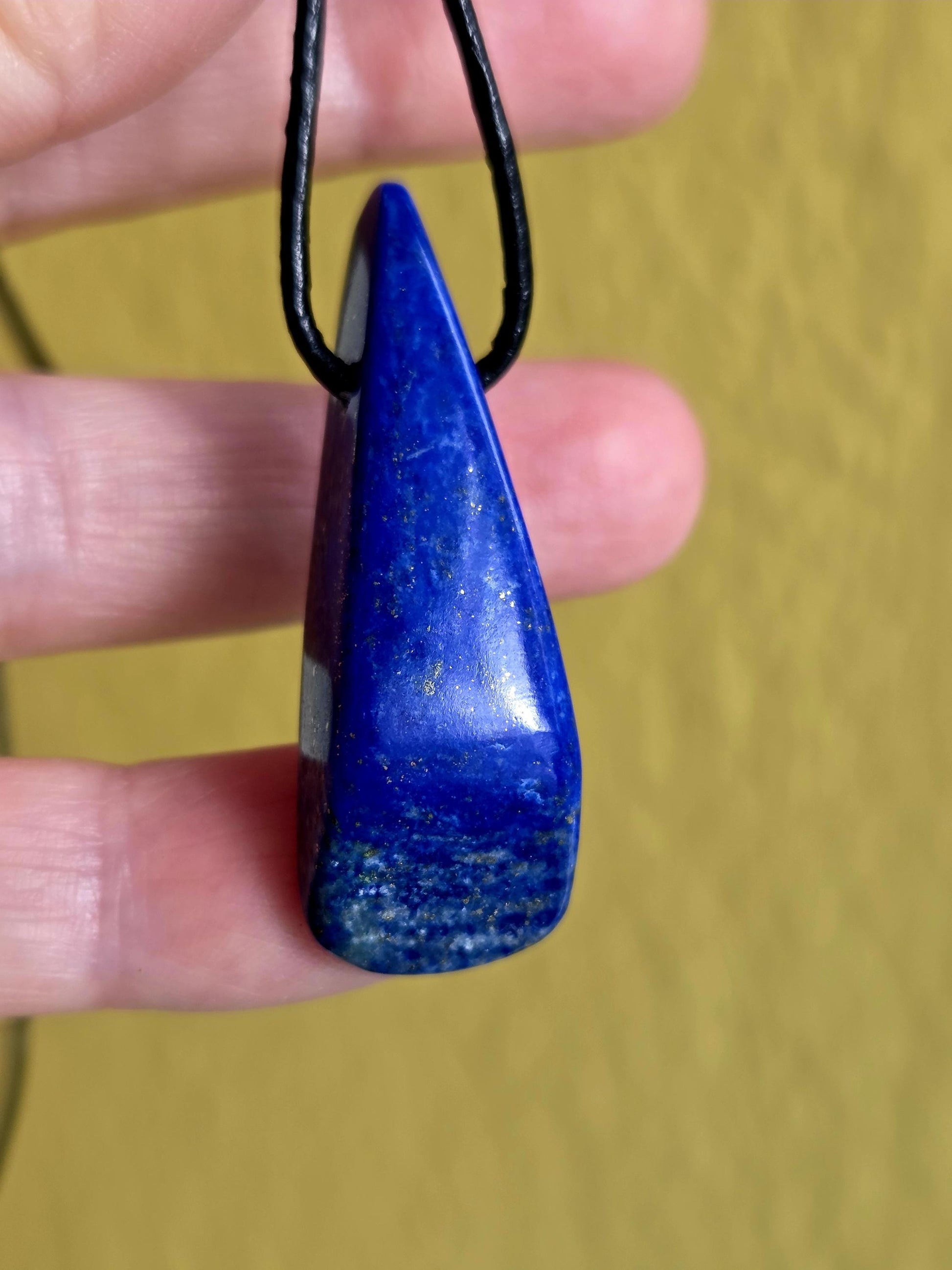 Lapislazuli Anhänger, Stein der Engel, 43 x 15 x 9 mm, gebohrt, an verstellbarem Lederband