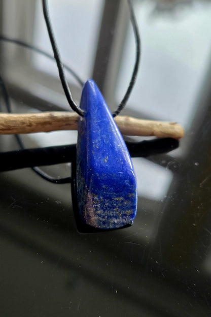 Lapislazuli Anhänger, Stein der Engel, 43 x 15 x 9 mm, gebohrt, an verstellbarem Lederband