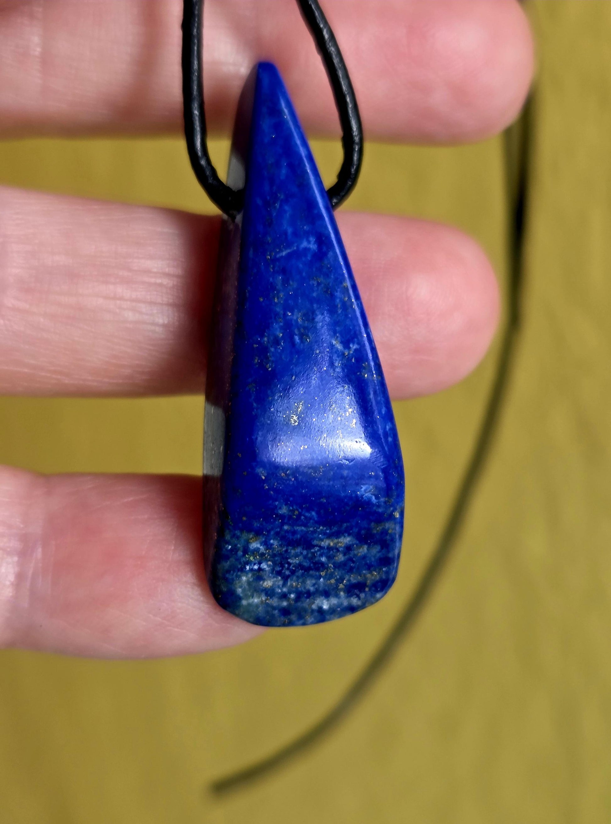 Lapislazuli Anhänger, Stein der Engel, 43 x 15 x 9 mm, gebohrt, an verstellbarem Lederband