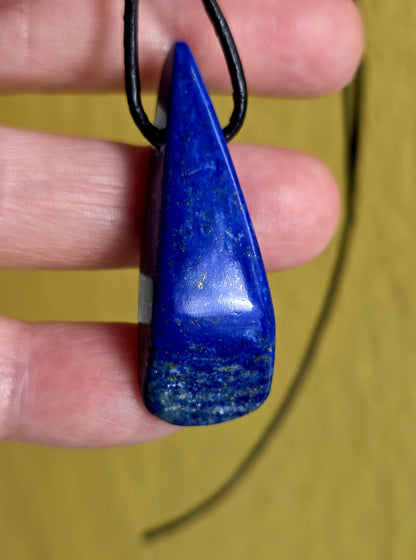 Lapislazuli Anhänger, Stein der Engel, 43 x 15 x 9 mm, gebohrt, an verstellbarem Lederband