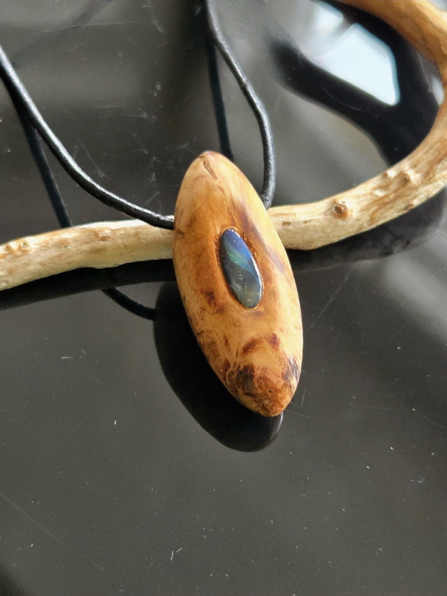 Baumperlen Anhänger der Eiche mit Boulder Opal, Holz Anhänger mit Edelstein, 37 x 16 x 15 mm, an verstellbarem Lederband