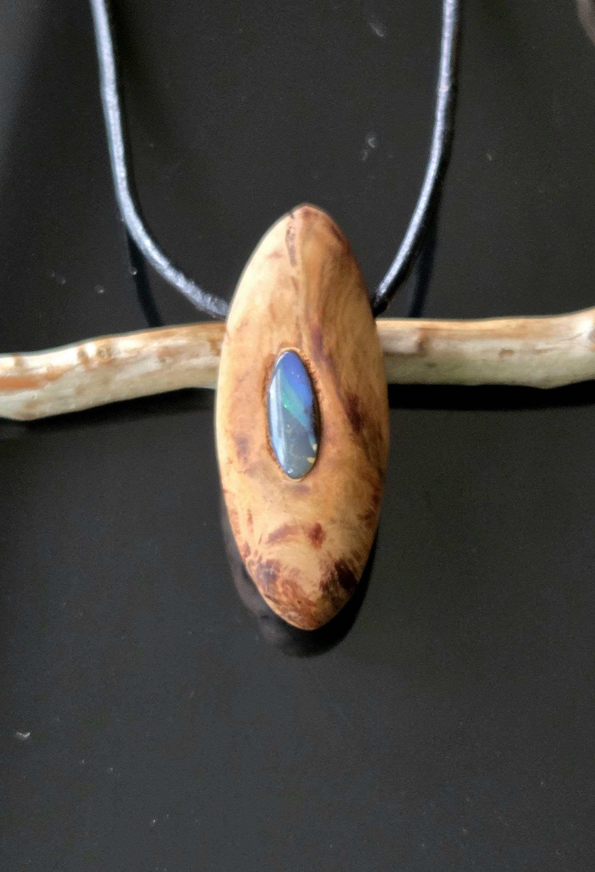 Baumperlen Anhänger der Eiche mit Boulder Opal, Holz Anhänger mit Edelstein, 37 x 16 x 15 mm, an verstellbarem Lederband