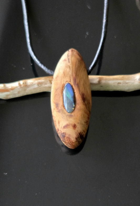 Baumperlen Anhänger der Eiche mit Boulder Opal, Holz Anhänger mit Edelstein, 37 x 16 x 15 mm, an verstellbarem Lederband