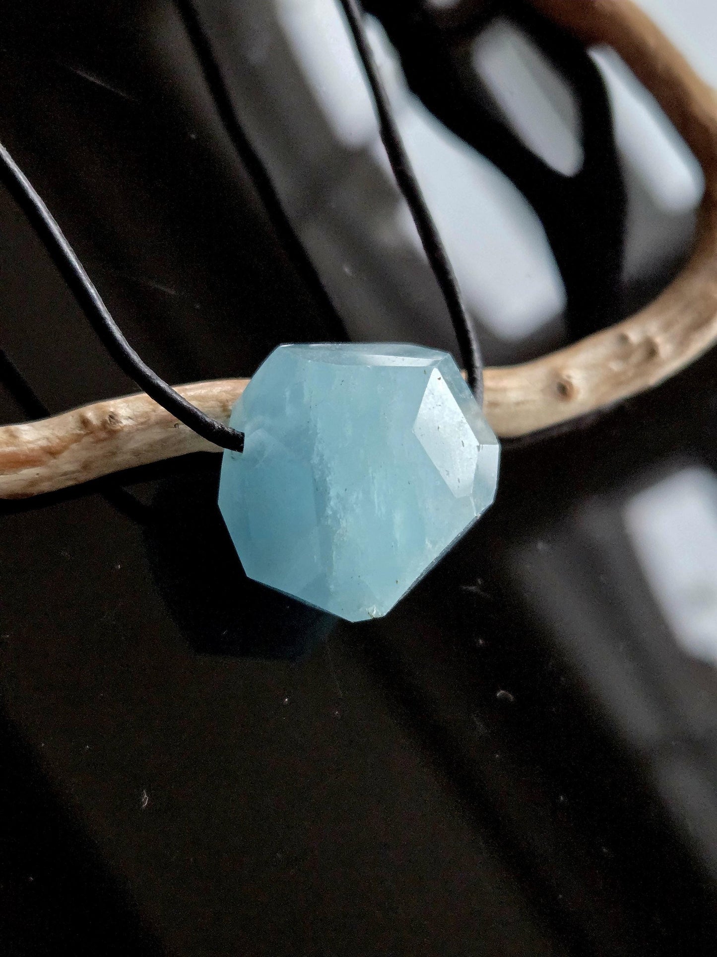 Aquamarin Anhänger, 22 x 22 x 18 mm, gebohrt, an verstellbarem Lederband